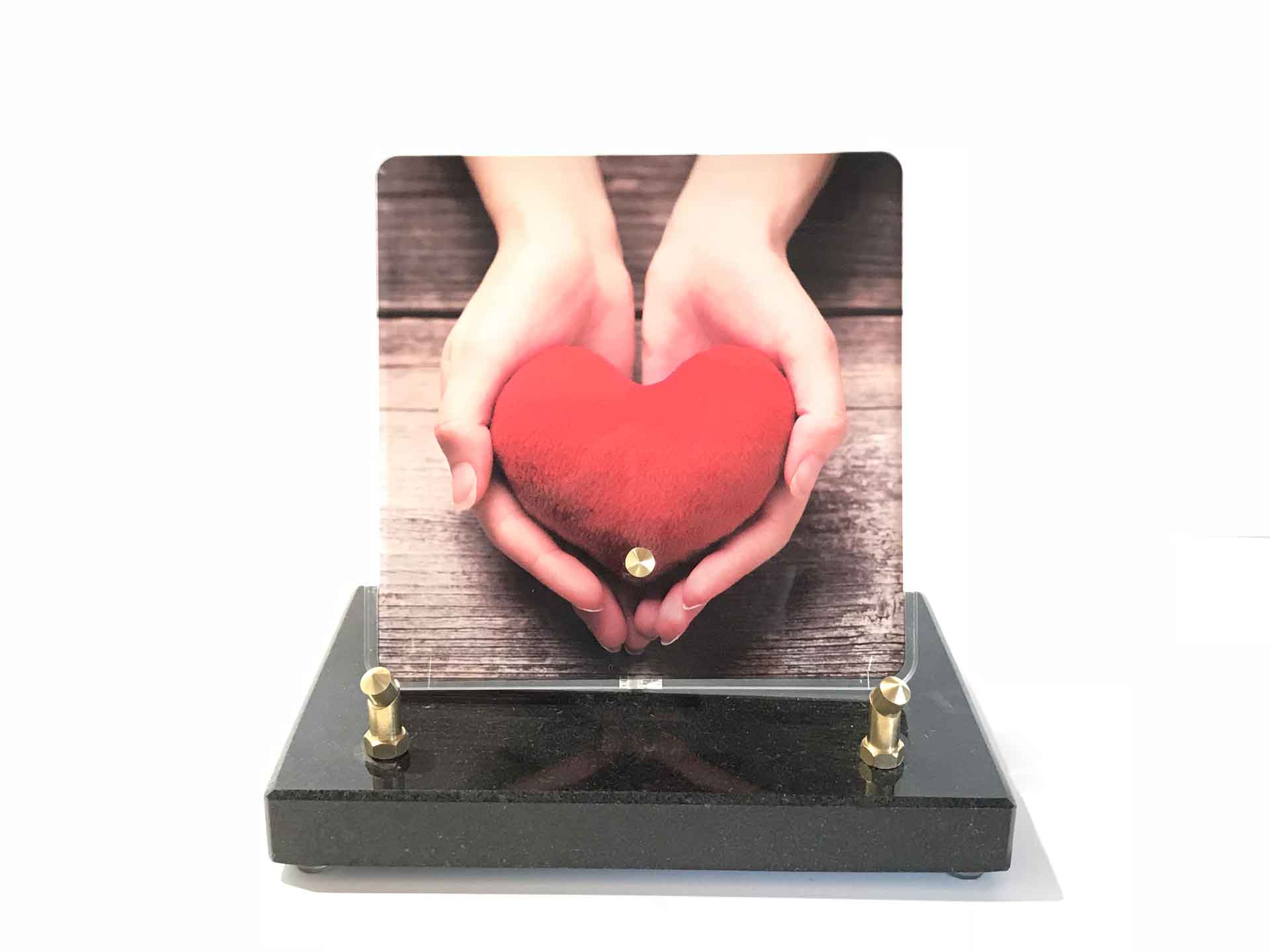 Plaque Altuglas - Modèle n°2 - Deux mains tenant un coeur