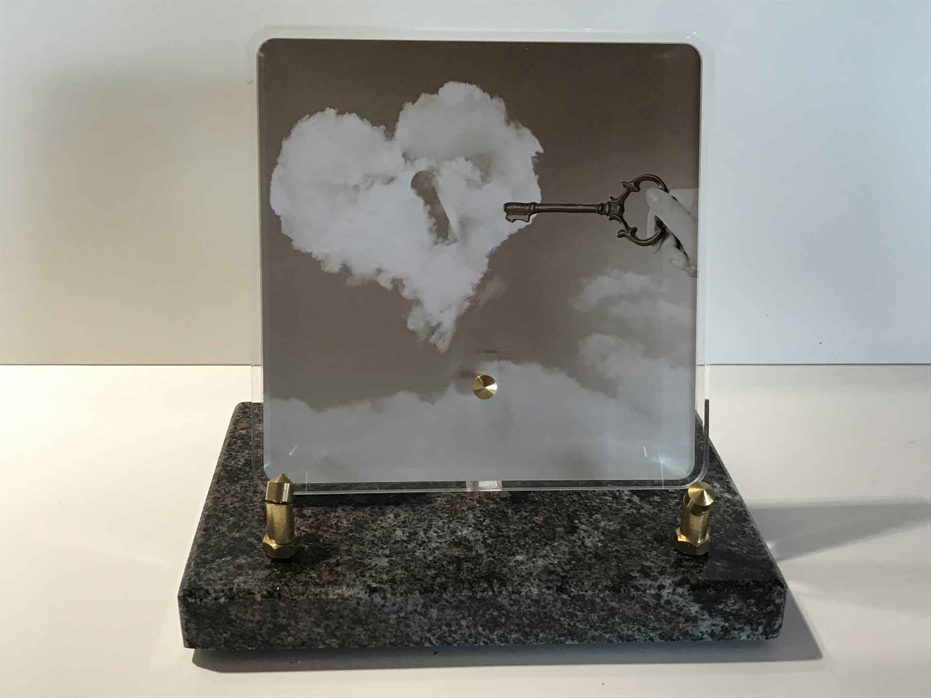 Plaque Altuglas - Modèle n°4 - Clef dirigée vers un coeur de nuages