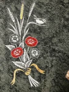 Motif sur stèle bouquet de fleurs, blé et oiseau