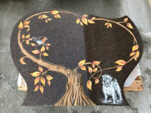 Motif arbre et chien sur stèle