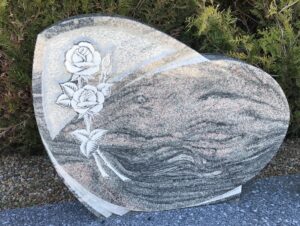 Stèle en granit Kinawa rose avec décor roses lithogravure et bas relief